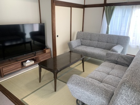 リビングに大型テレビがあります。