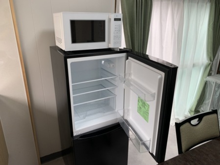冷蔵庫と電子レンジがあります。