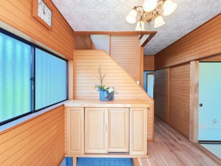 明るく迎えてくれる玄関