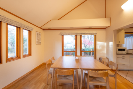 自然を眺めながら食事を楽しむダイニング